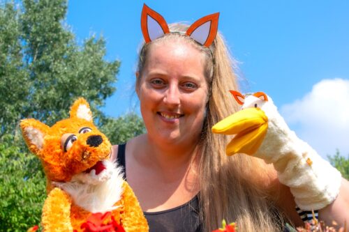 Diplompädagogin Evelyne Illetschko hält die Handpuppen Schlauer Fuchs und Gusti, die Gans